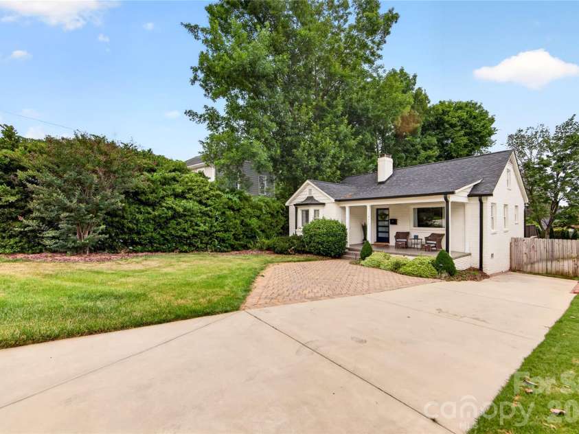 1825 Cumberland Avenue, Charlotte, NC 28203.  MLS# CAR4391863, YatesRealty ID 29767. 