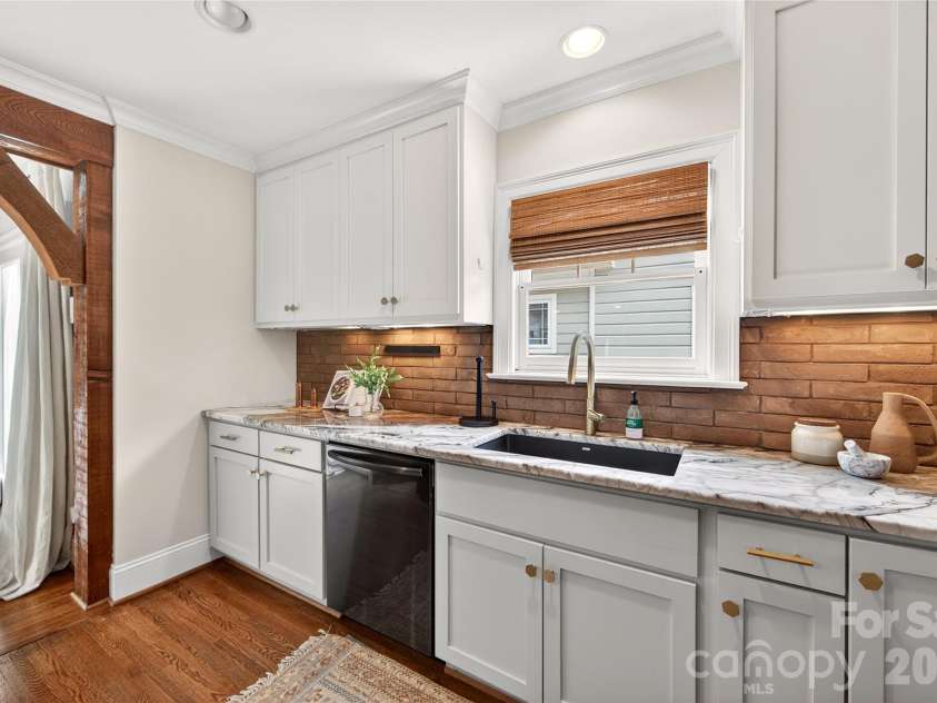 1825 Cumberland Avenue, Charlotte, NC 28203.  MLS# CAR4391863, YatesRealty ID 29767. 