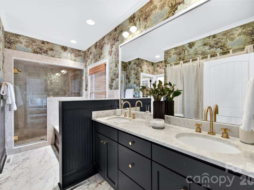1825 Cumberland Avenue, Charlotte, NC 28203.  MLS# CAR4391863, YatesRealty ID 29767. 