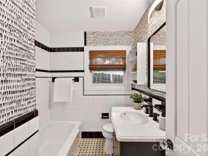 1825 Cumberland Avenue, Charlotte, NC 28203.  MLS# CAR4391863, YatesRealty ID 29767. 