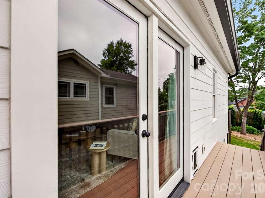 1825 Cumberland Avenue, Charlotte, NC 28203.  MLS# CAR4391863, YatesRealty ID 29767. 