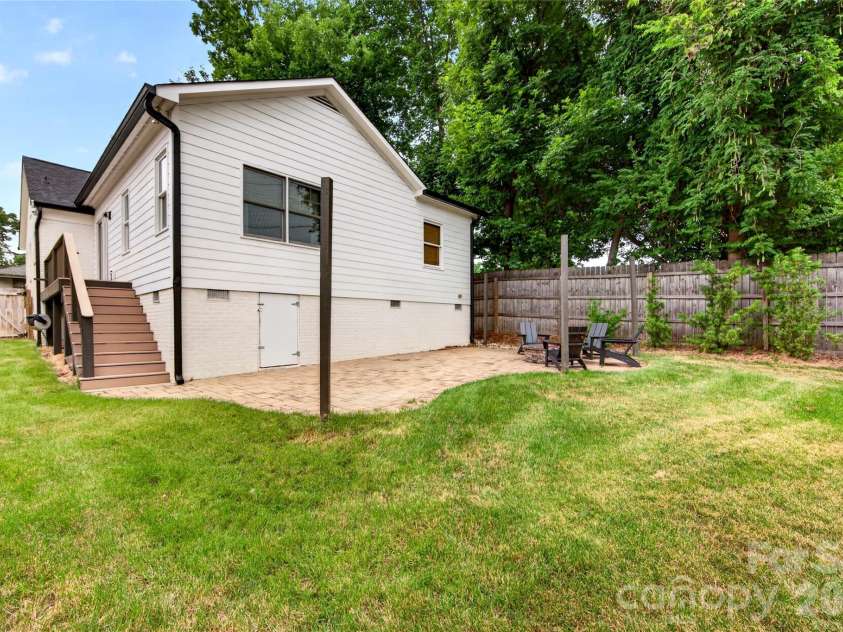 1825 Cumberland Avenue, Charlotte, NC 28203.  MLS# CAR4391863, YatesRealty ID 29767. 