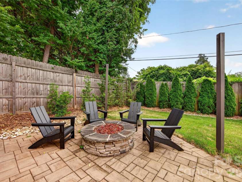 1825 Cumberland Avenue, Charlotte, NC 28203.  MLS# CAR4391863, YatesRealty ID 29767. 