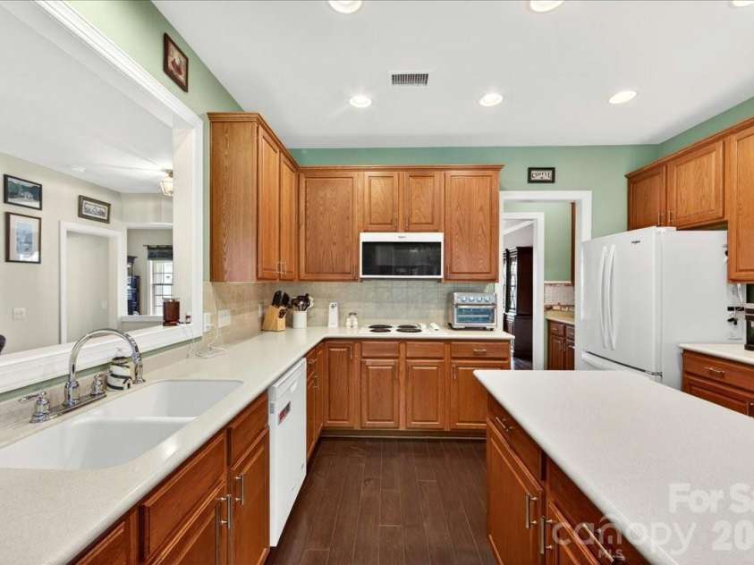 10604 Knight Castle Drive, Charlotte, NC 28277.  MLS# CAR4392146, YatesRealty ID 29768. 