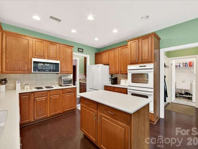 10604 Knight Castle Drive, Charlotte, NC 28277.  MLS# CAR4392146, YatesRealty ID 29768. 