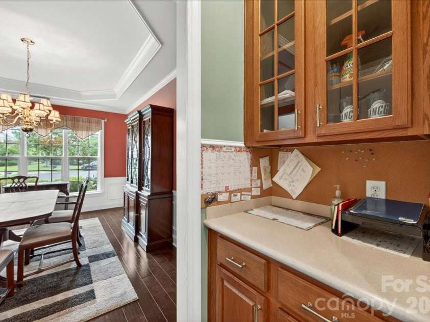 10604 Knight Castle Drive, Charlotte, NC 28277.  MLS# CAR4392146, YatesRealty ID 29768. Butler Pantry