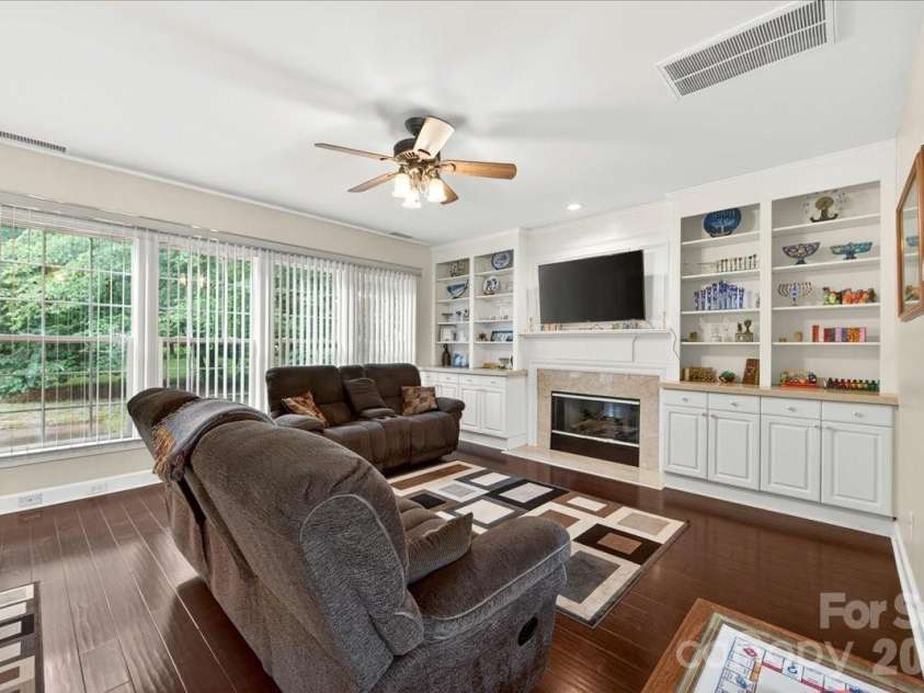 10604 Knight Castle Drive, Charlotte, NC 28277.  MLS# CAR4392146, YatesRealty ID 29768. Great Room with Built Ins