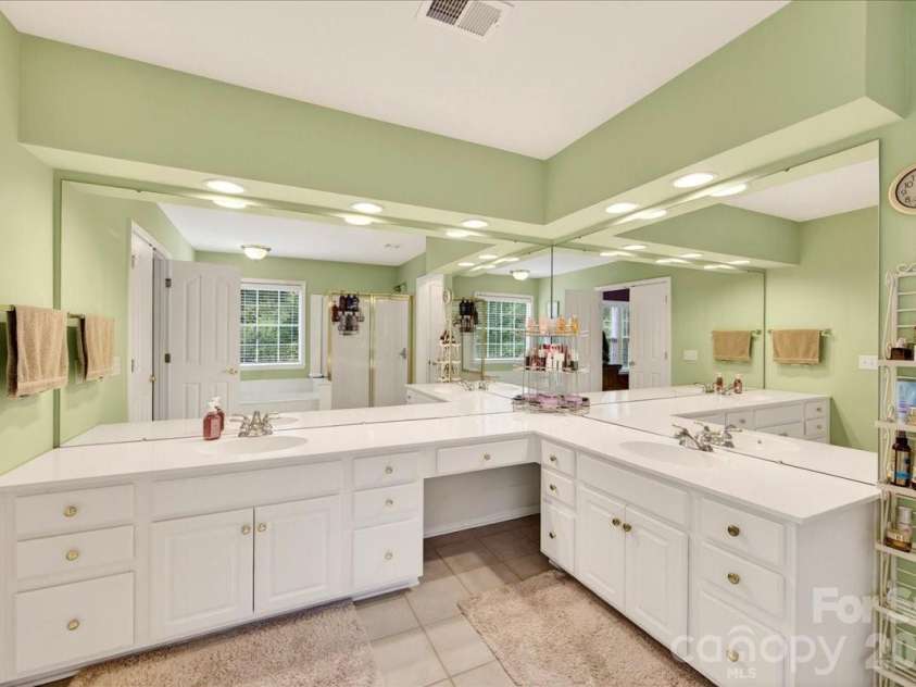 10604 Knight Castle Drive, Charlotte, NC 28277.  MLS# CAR4392146, YatesRealty ID 29768. Primary Bath