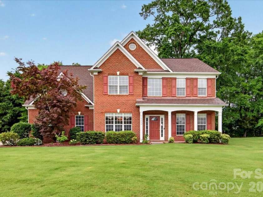 10604 Knight Castle Drive, Charlotte, NC 28277.  MLS# CAR4392146, YatesRealty ID 29768. Welcome Home