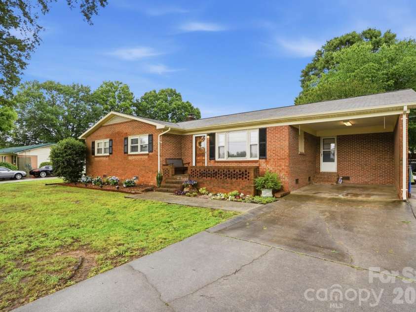 913 Gasser Drive, Concord, NC 28027.  MLS# CAR4391854, YatesRealty ID 29772. 