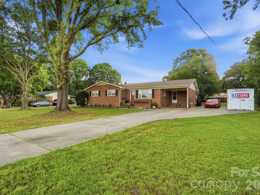 913 Gasser Drive, Concord, NC 28027.  MLS# CAR4391854, YatesRealty ID 29772. 