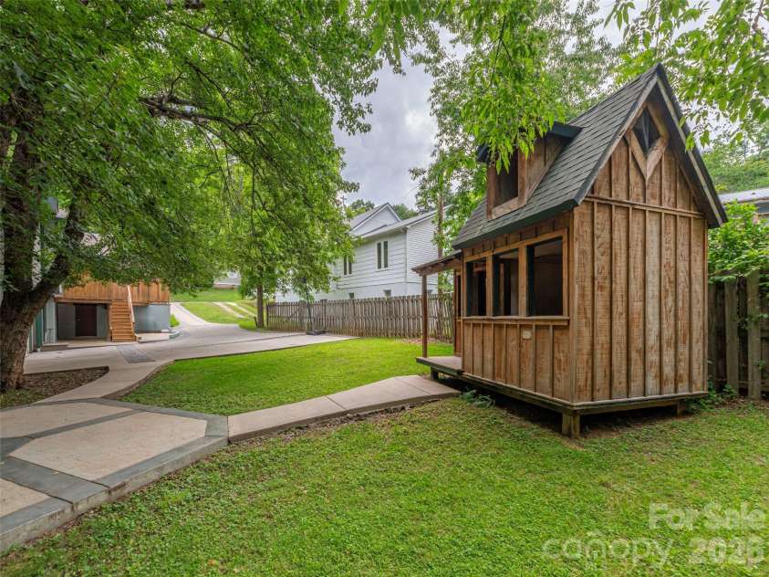 136 Assembly Street, Waynesville, NC 28786.  MLS# CAR4392822, YatesRealty ID 29773. 