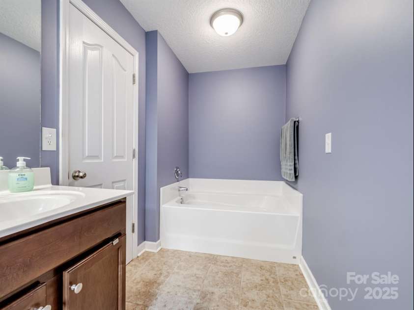 5369 Concord Road, York, SC 29745.  MLS# CAR4264610, YatesRealty ID 2978. Primary Garden Tub