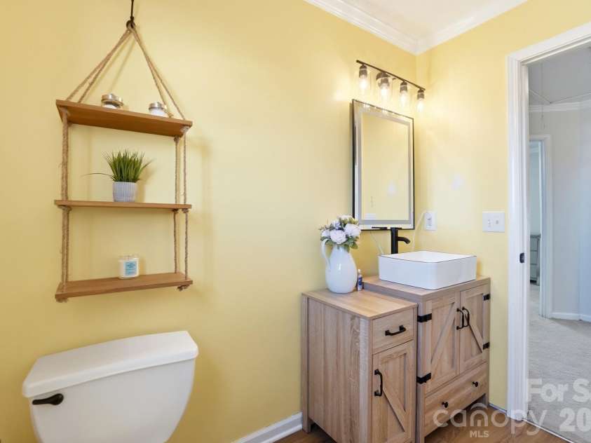 8854 Laurel Run Drive, Charlotte, NC 28269.  MLS# CAR4336283, YatesRealty ID 2978. Full bathroom upstairs