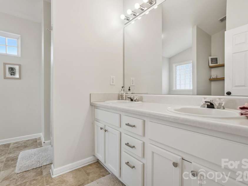 8854 Laurel Run Drive, Charlotte, NC 28269.  MLS# CAR4336283, YatesRealty ID 2978. Primary bathroom