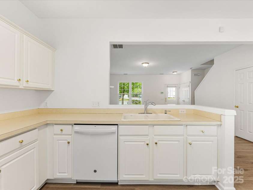 6913 Rothchild Drive, Charlotte, NC 28270.  MLS# CAR4278243, YatesRealty ID 29783. Brand new GE Dishwasher!