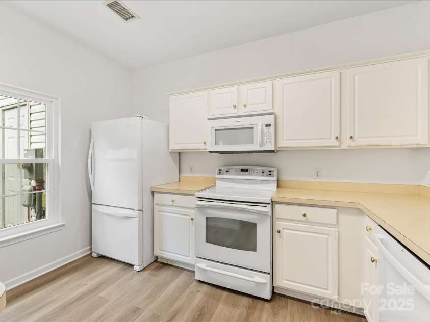 6913 Rothchild Drive, Charlotte, NC 28270.  MLS# CAR4278243, YatesRealty ID 29783. Bright kitchen