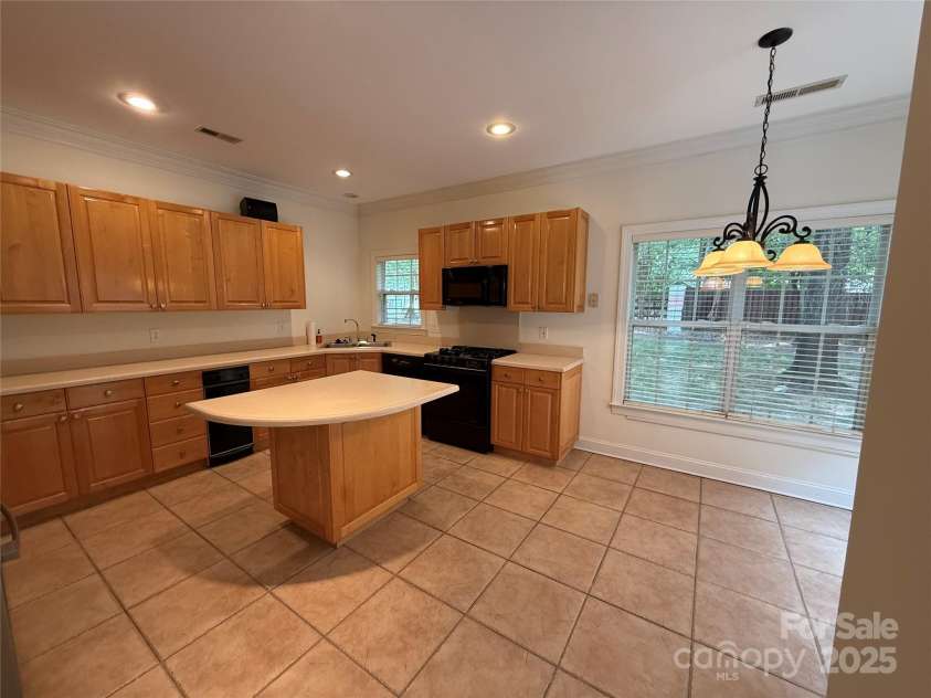 9177 Bonnie Briar Circle, Charlotte, NC 28277.  MLS# CAR4267852, YatesRealty ID 29784. Kitchen & breakfast overlooks wooded back area