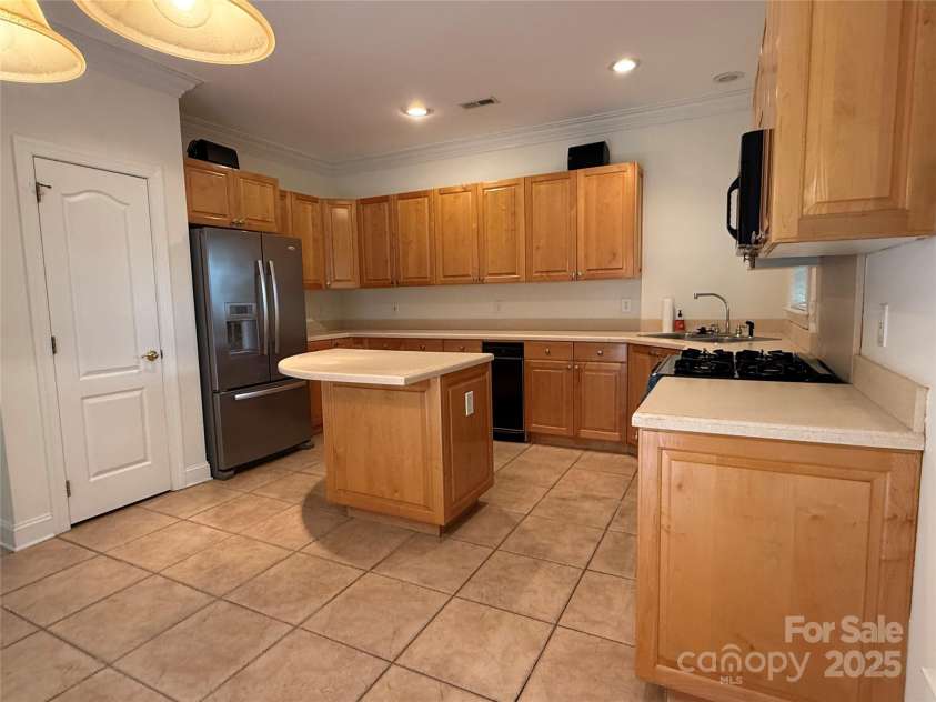 9177 Bonnie Briar Circle, Charlotte, NC 28277.  MLS# CAR4267852, YatesRealty ID 29784. Kitchen w/ island, pantry