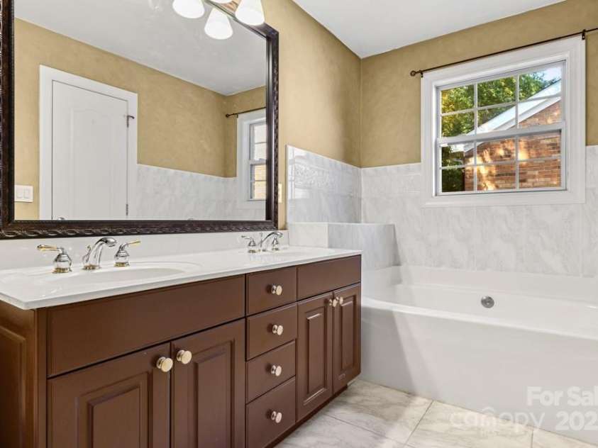 9177 Bonnie Briar Circle, Charlotte, NC 28277.  MLS# CAR4300122, YatesRealty ID 29784. 