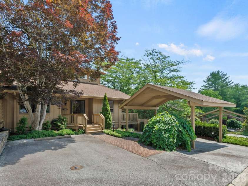 1001 Red Oak Drive, Hendersonville, NC 28791.  MLS# CAR4388420, YatesRealty ID 29789. 