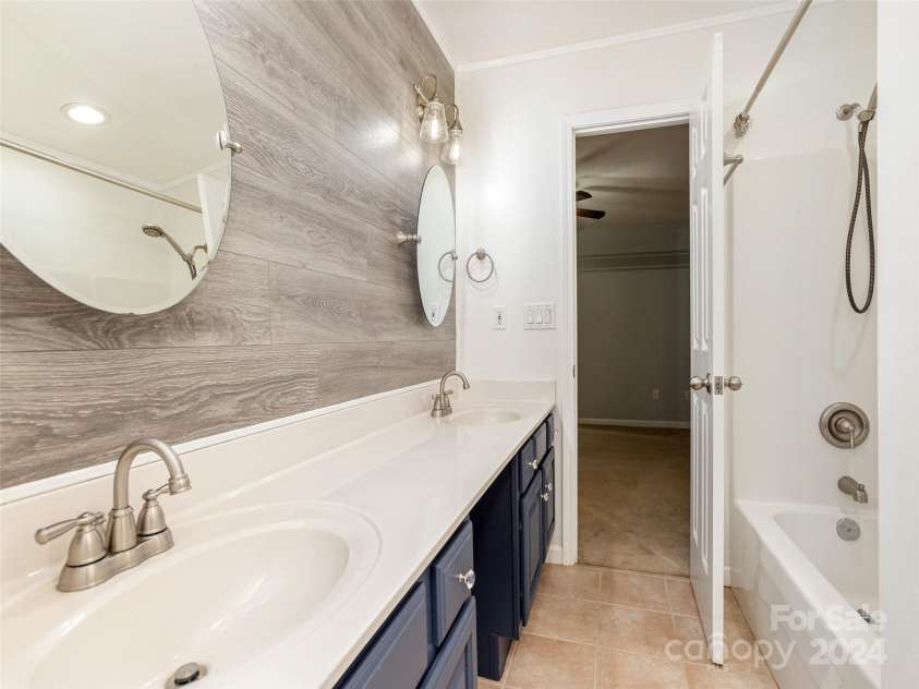 39 Apple Creek Lane, Hendersonville, NC 28792.  MLS# CAR4171791, YatesRealty ID 2979. Primary Full Bathroom On Main Level