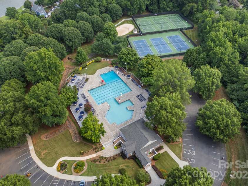 8820 Legacy Lake Lane, Charlotte, NC 28269.  MLS# CAR4283739, YatesRealty ID 29791. Amenities: Pool/Courts