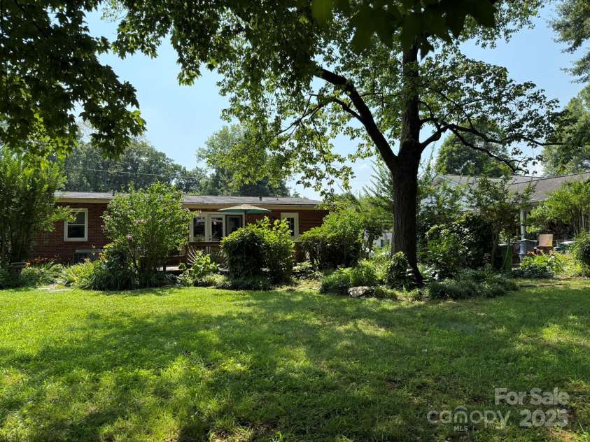 6738 Starcrest Drive, Charlotte, NC 28210.  MLS# CAR4287641, YatesRealty ID 29792. Backyard 6738 Starcrest .27