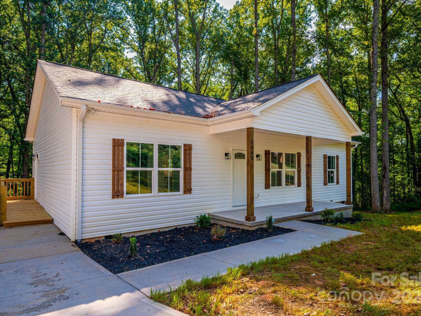 1452 7th Street, Newton, NC 28658.  MLS# CAR4287379, YatesRealty ID 29795. 