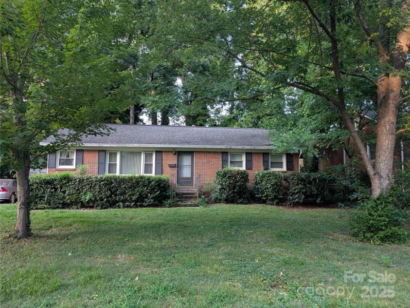 529 Kenlough Drive, Charlotte, NC 28209.  MLS# CAR4286087, YatesRealty ID 29796. 