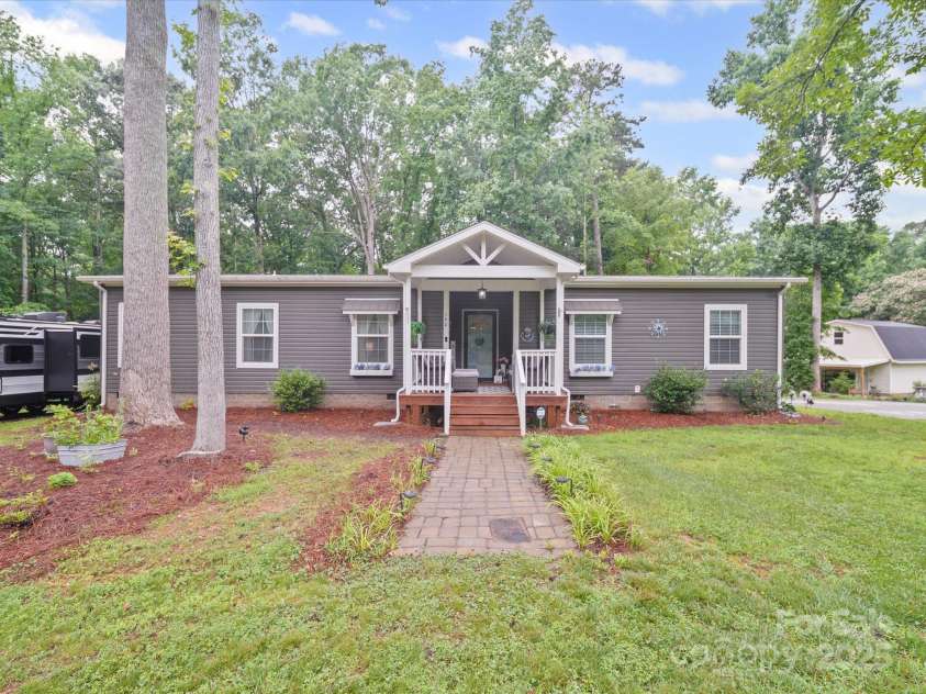 142 Hickory Road, Lexington, NC 27292.  MLS# CAR4269875, YatesRealty ID 29797. 