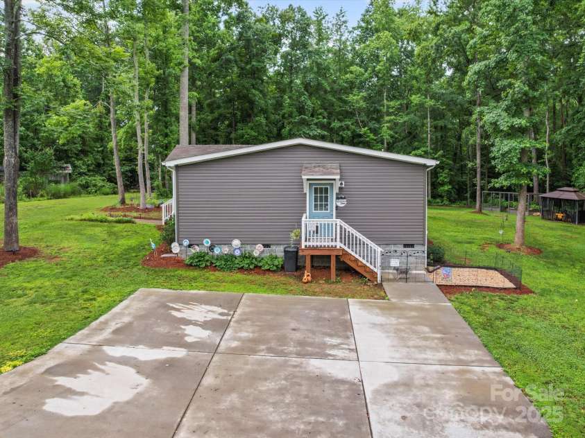 142 Hickory Road, Lexington, NC 27292.  MLS# CAR4269875, YatesRealty ID 29797. 