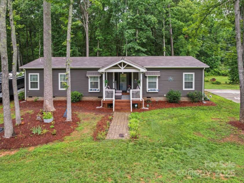 142 Hickory Road, Lexington, NC 27292.  MLS# CAR4269875, YatesRealty ID 29797. 