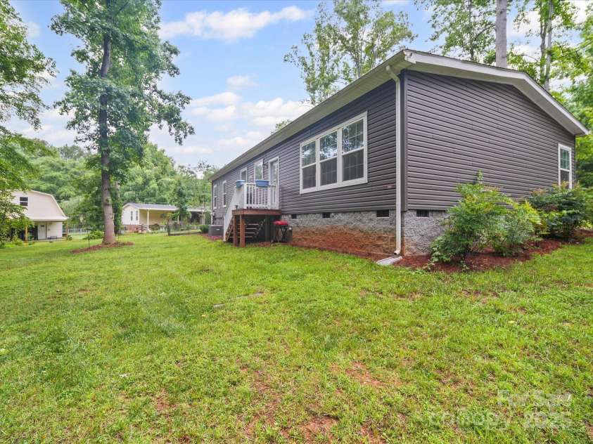 142 Hickory Road, Lexington, NC 27292.  MLS# CAR4269875, YatesRealty ID 29797. 