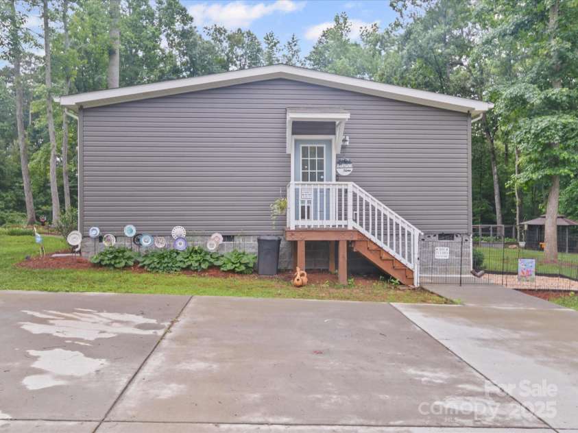 142 Hickory Road, Lexington, NC 27292.  MLS# CAR4269875, YatesRealty ID 29797. 