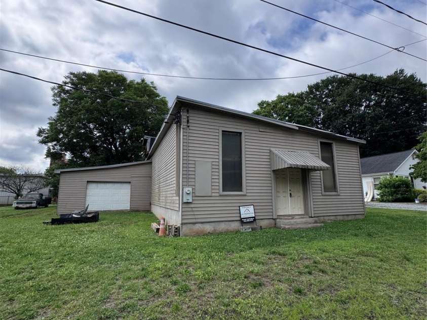 206 9th Street, Belmont, NC 28012.  MLS# CAR4392940, YatesRealty ID 29797. 