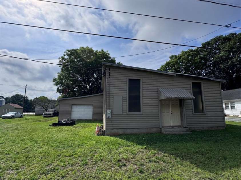 206 9th Street, Belmont, NC 28012.  MLS# CAR4392940, YatesRealty ID 29797. 
