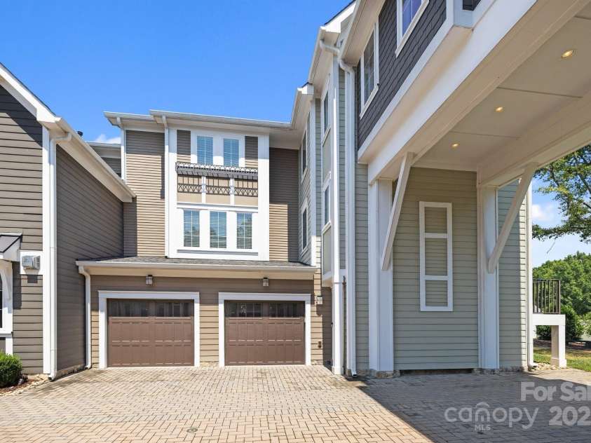 7919 Rea View Court, Charlotte, NC 28226.  MLS# CAR4279811, YatesRealty ID 29798. Extra 3rd space parking below walk-over.