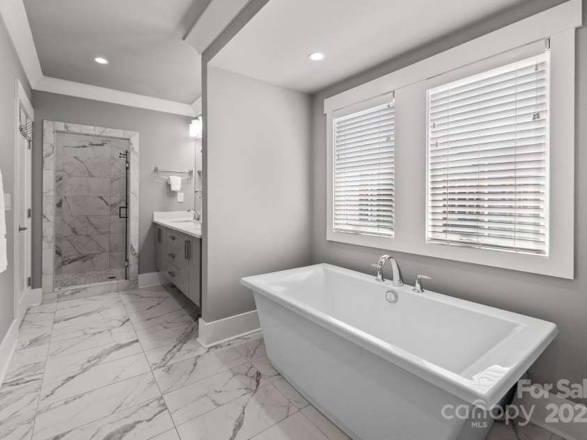 7919 Rea View Court, Charlotte, NC 28226.  MLS# CAR4279811, YatesRealty ID 29798. Free Standing Soaker Tub.