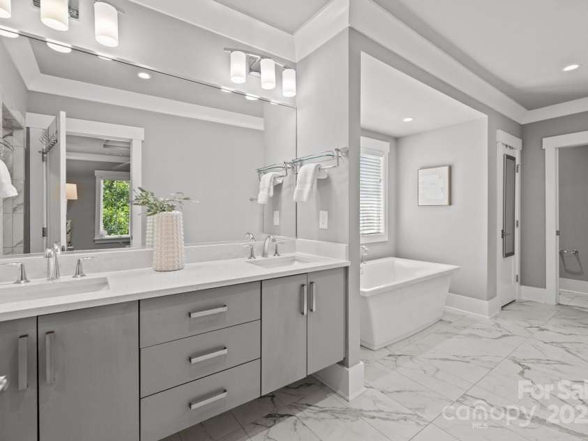7919 Rea View Court, Charlotte, NC 28226.  MLS# CAR4279811, YatesRealty ID 29798. Luxury Bathroom