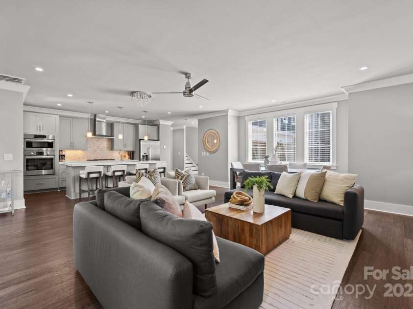 7919 Rea View Court, Charlotte, NC 28226.  MLS# CAR4279811, YatesRealty ID 29798. Wonderful Natural Lighting