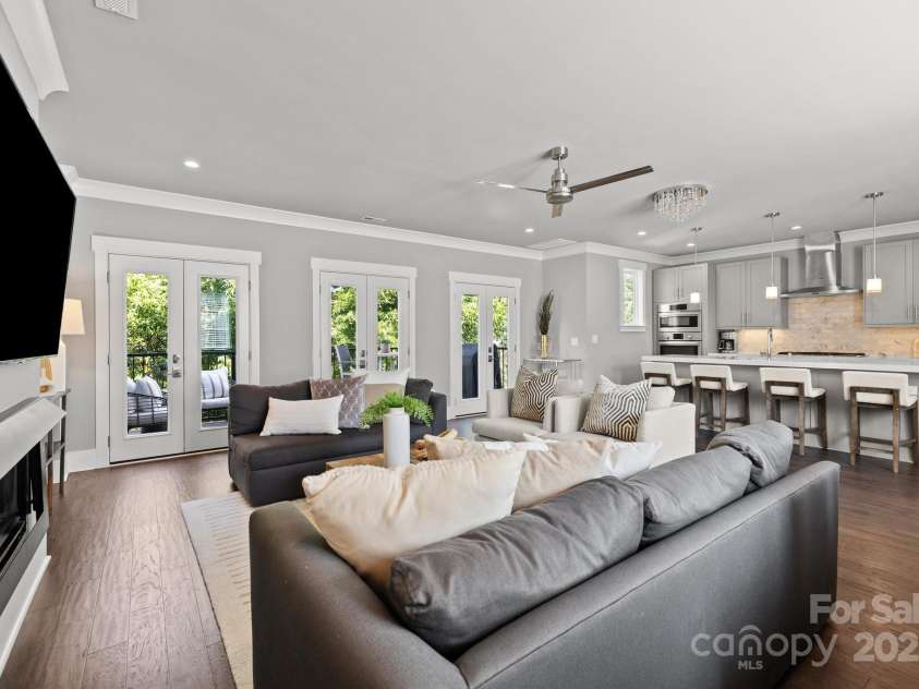 7919 Rea View Court, Charlotte, NC 28226.  MLS# CAR4279811, YatesRealty ID 29798. Wonderful Natural Lighting