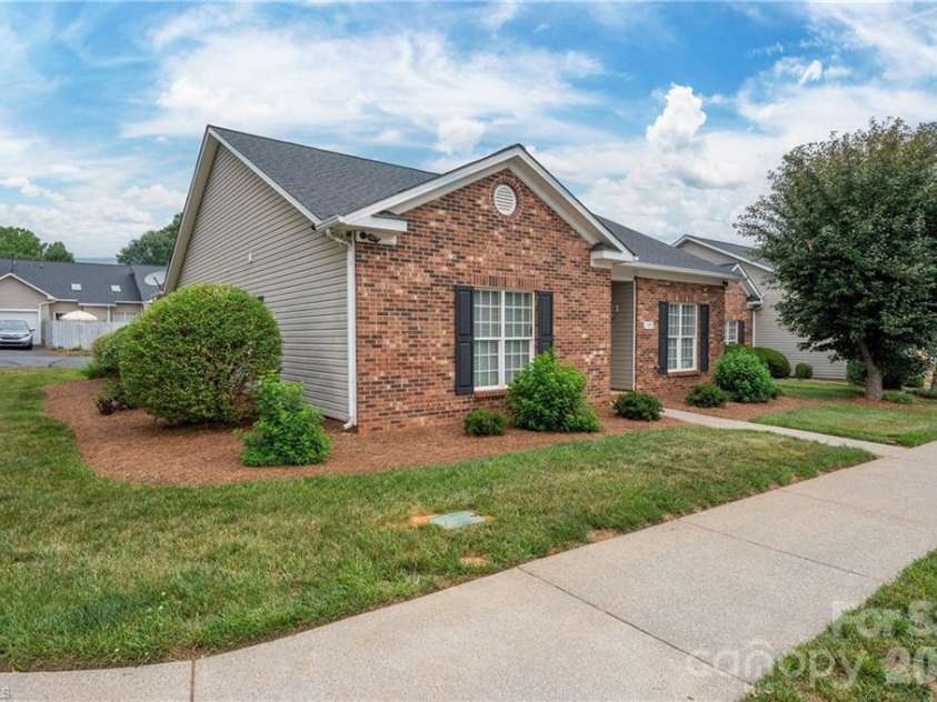 195 Stadium Oaks Drive, Clemmons, NC 27012.  MLS# CAR4392990, YatesRealty ID 29803. 