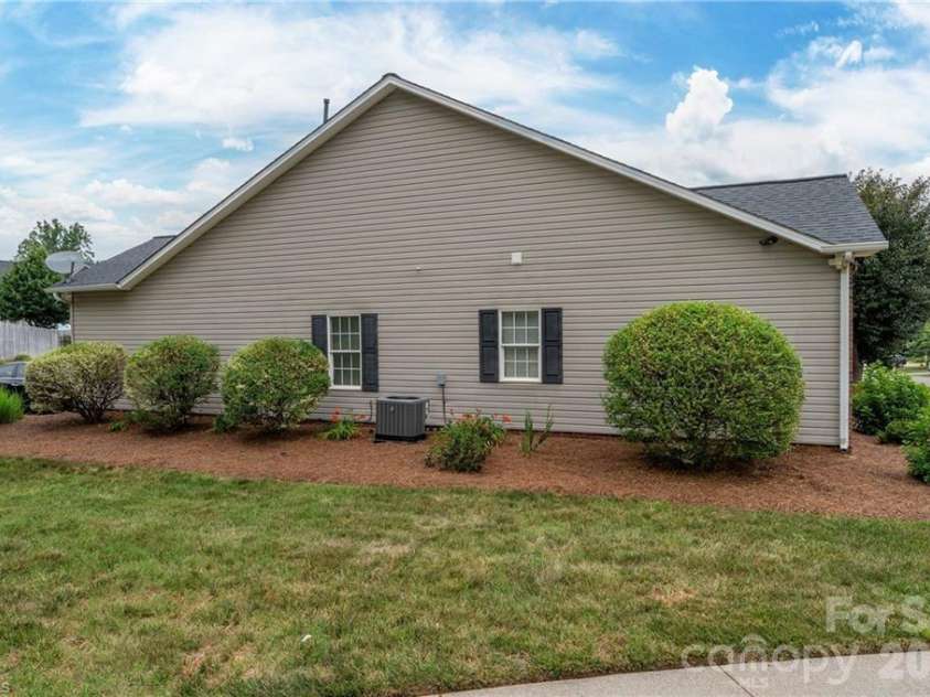 195 Stadium Oaks Drive, Clemmons, NC 27012.  MLS# CAR4392990, YatesRealty ID 29803. 
