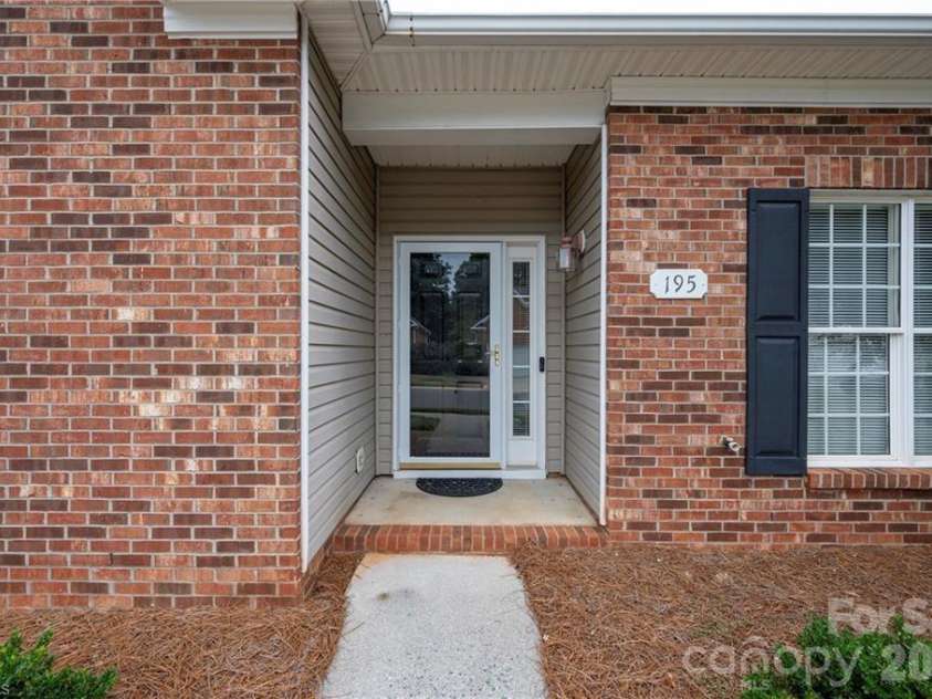 195 Stadium Oaks Drive, Clemmons, NC 27012.  MLS# CAR4392990, YatesRealty ID 29803. 