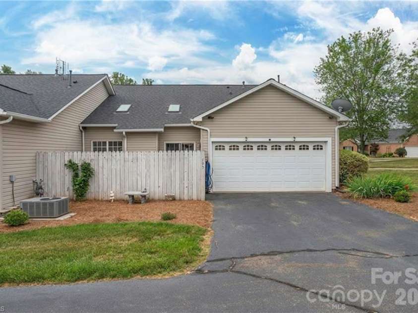 195 Stadium Oaks Drive, Clemmons, NC 27012.  MLS# CAR4392990, YatesRealty ID 29803. 