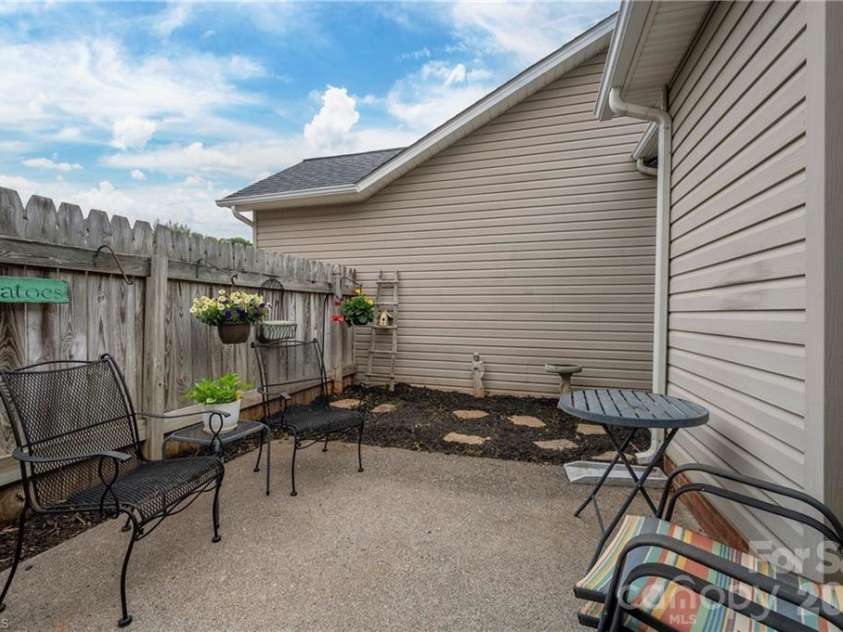 195 Stadium Oaks Drive, Clemmons, NC 27012.  MLS# CAR4392990, YatesRealty ID 29803. 