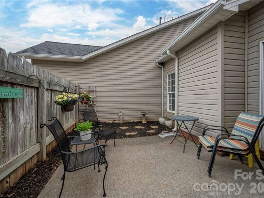 195 Stadium Oaks Drive, Clemmons, NC 27012.  MLS# CAR4392990, YatesRealty ID 29803. 