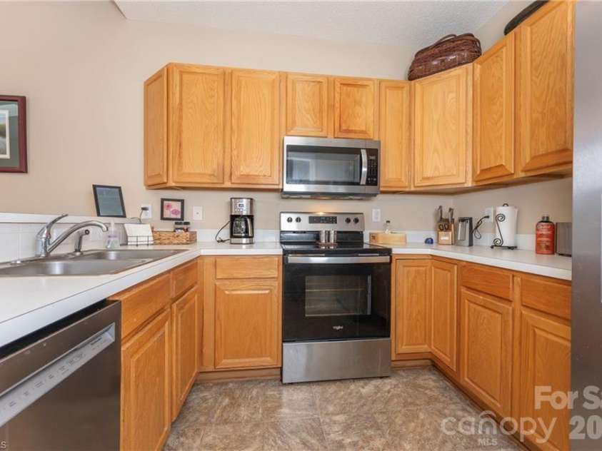 195 Stadium Oaks Drive, Clemmons, NC 27012.  MLS# CAR4392990, YatesRealty ID 29803. 