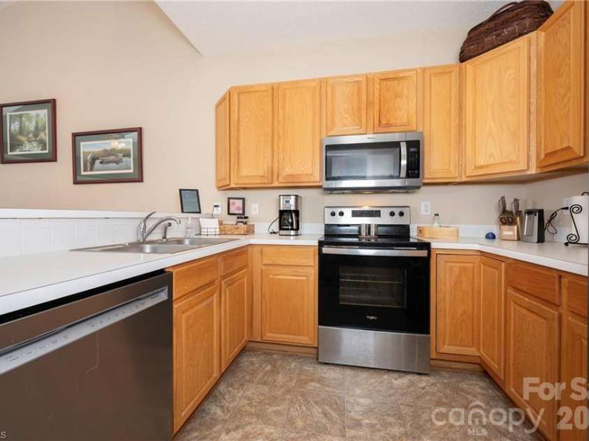 195 Stadium Oaks Drive, Clemmons, NC 27012.  MLS# CAR4392990, YatesRealty ID 29803. 